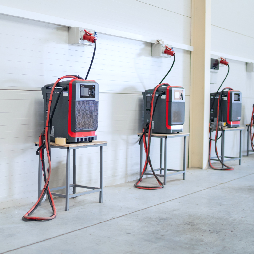 TechLinkCenter's tweet image. Navy researchers developed a silicon-based lithium-ion battery that delivers higher capacity, faster charging, and flexible form factors. This next-gen design could power advances in EVs, aerospace, and consumer electronics. Learn how to license: hubs.la/Q03Pmgkl0