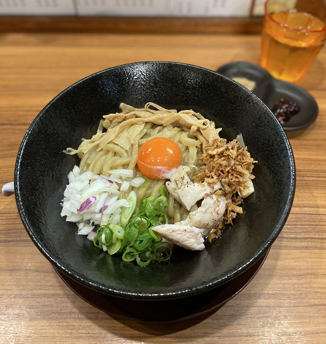 麺童 豊香さん

◆限定 釜玉油そば◆

本日の主役🍜
モッチモチの太麺を満遍なく🥚🧅🧄🍖ネギもぜーんぶまぜまぜして辛味と煮干粉も投入して更に旨味を倍増させてうまーーー🥳素材のひとつひとつが美味しい✨
こりゃ大盛りにしてトドメの🍚で締めくくってもいいな🤣
今度それやろーっと😋

#麺童豊香