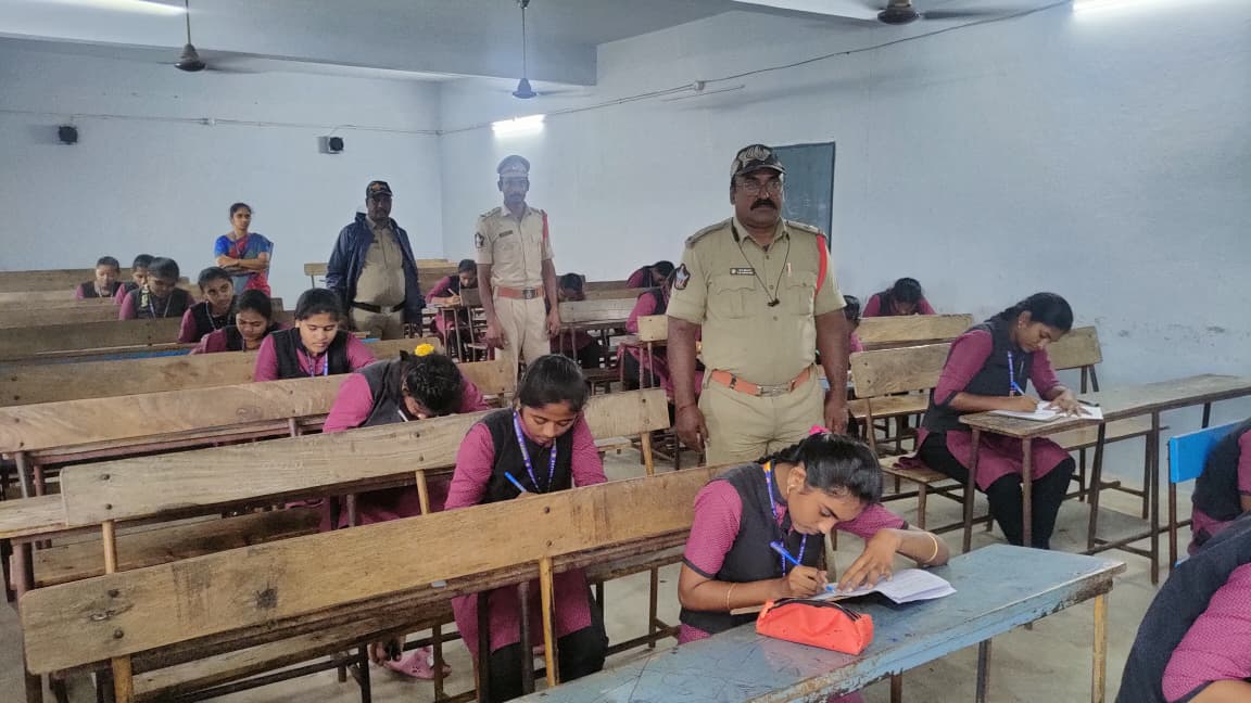 కృష్ణా జిల్లా ఎస్పీ శ్రీ వి. విద్యా సాగర్ నాయుడు, ఐపీఎస్ గారి ఆదేశాల మేరకు, పోలీస్ అమరవీరుల సంస్మరణ దినోత్సవం (Police Commemoration Day) సందర్భంగా బంటుమిల్లి పోలీస్ స్టేషన్ వారు వాగ్దేవి జూనియర్ కాలేజ్, బంటుమిల్లిలో వ్యాసరచన (Essay Writing) పోటీ నిర్వహించారు.