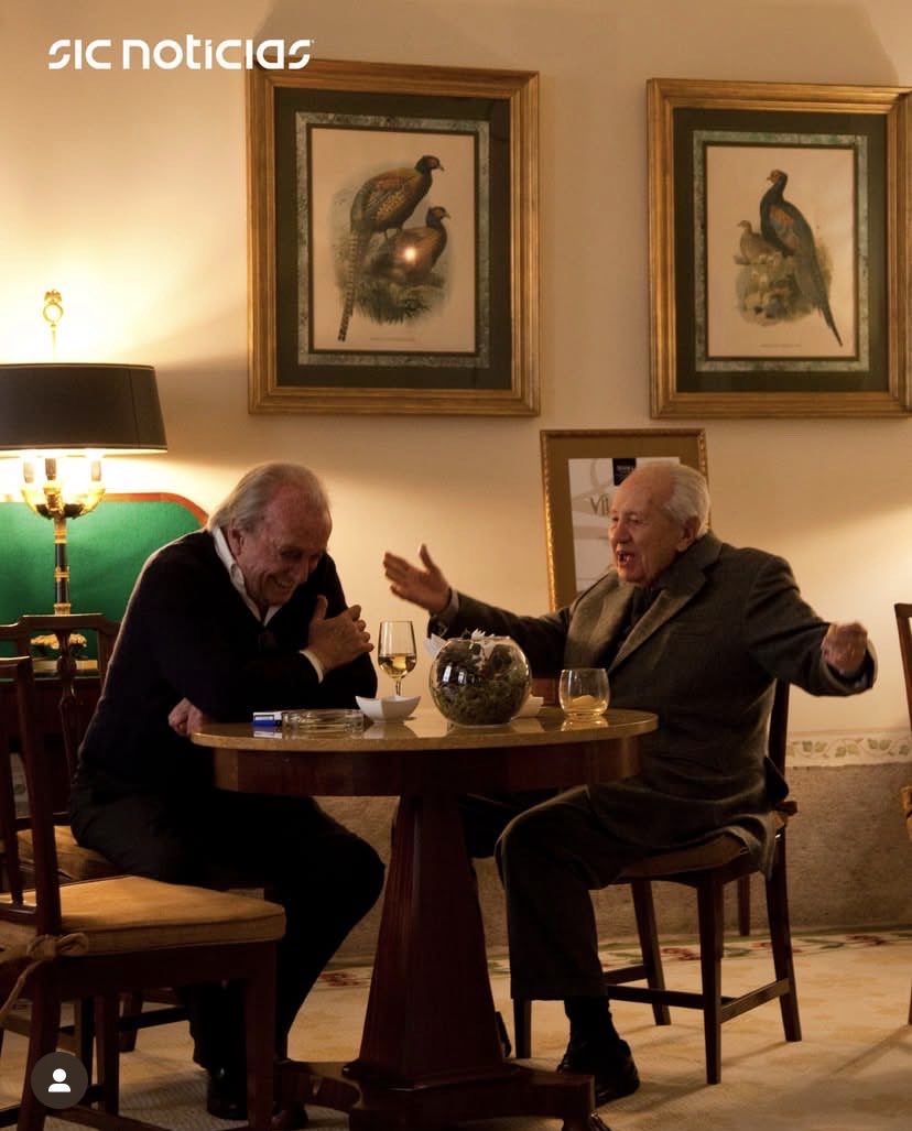 Está foto é uma maravilha. Parece há outra vida. Gente com divergências na amena cavaqueira. Não consigo acreditar na sorte que tive em poder aprender jornalismo numa casa tão livre e tão exigente. Essa casa saiu da cabeça do Francisco Pinto Balsemão. “Escolhi o jornalismo” ❤️