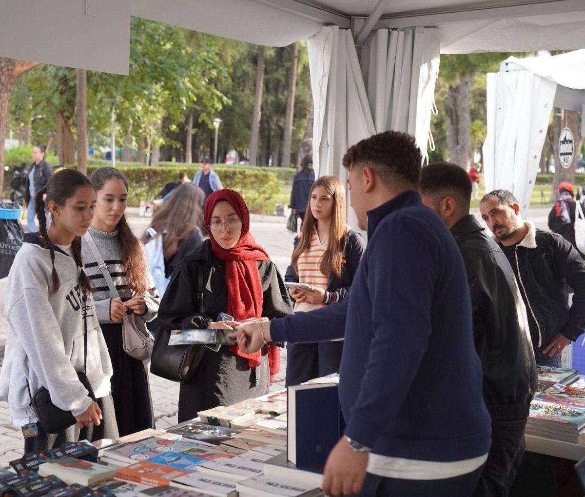 📍İzmir Kültürpark

17-26 Ekim tarihleri arasında düzenlenen 6. İzmir Kitap Fuarı'nda Ülkü Ocakları İzmir İl Başkanlığı standına gençlerimizin ve çocuklarımızın yoğun ilgisi devam ediyor. Ülkü Ocakları Genel Merkezimiz tarafından geliştirilen birçok çalışmayı görmek için