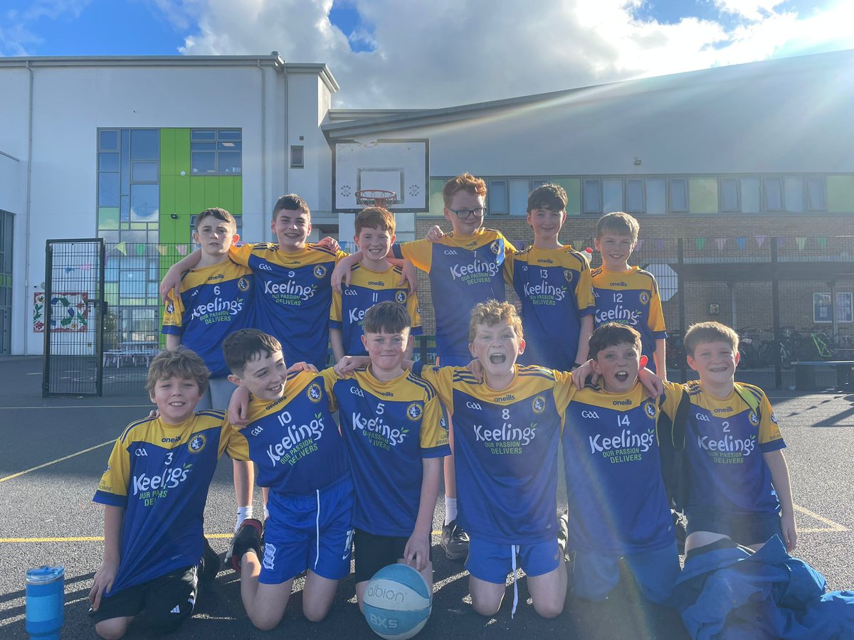 GSBB_Sord's tweet photo. 🏀 Comhghairdeas ó chroí lenár bhfoireann cispheile! D’imríodar go hiontach ina gcéad chluiche sa tsraith i mbliana. Táimid an-bródúil astu! 👏 #Cispheil #Scoil #SeachtainSpóirt #Comhghairdeas https://t.co/BjHZz3pUSh