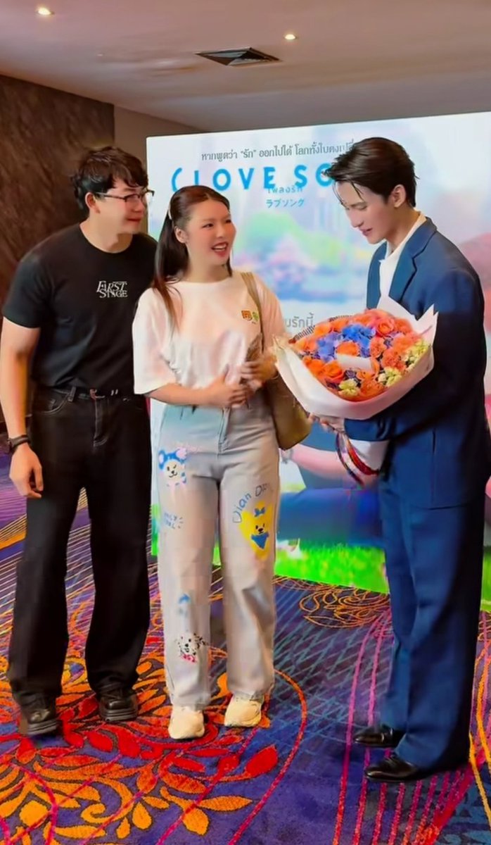 A1112222_'s tweet image. As always,Mike team is here to support💪Mike is busy with work travel,but he won't forget to support First🖤🧡 
bbennj and chiang so kind🫶 chiang is wearing First Stage shirt
Congratulation to First👏I hope you get many job opportunity 
#m1keangelo
#First_Chalongrat
#mikefirst