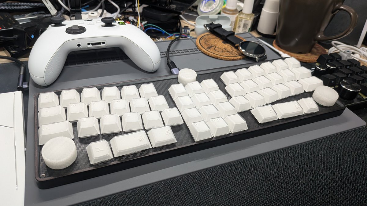A1 miniのプレートを70℃にして反ったケースをしばらく押し付けていたら、なんとかゴム脚でなんとかなるくらいになったので、Periodtを装着してみた。