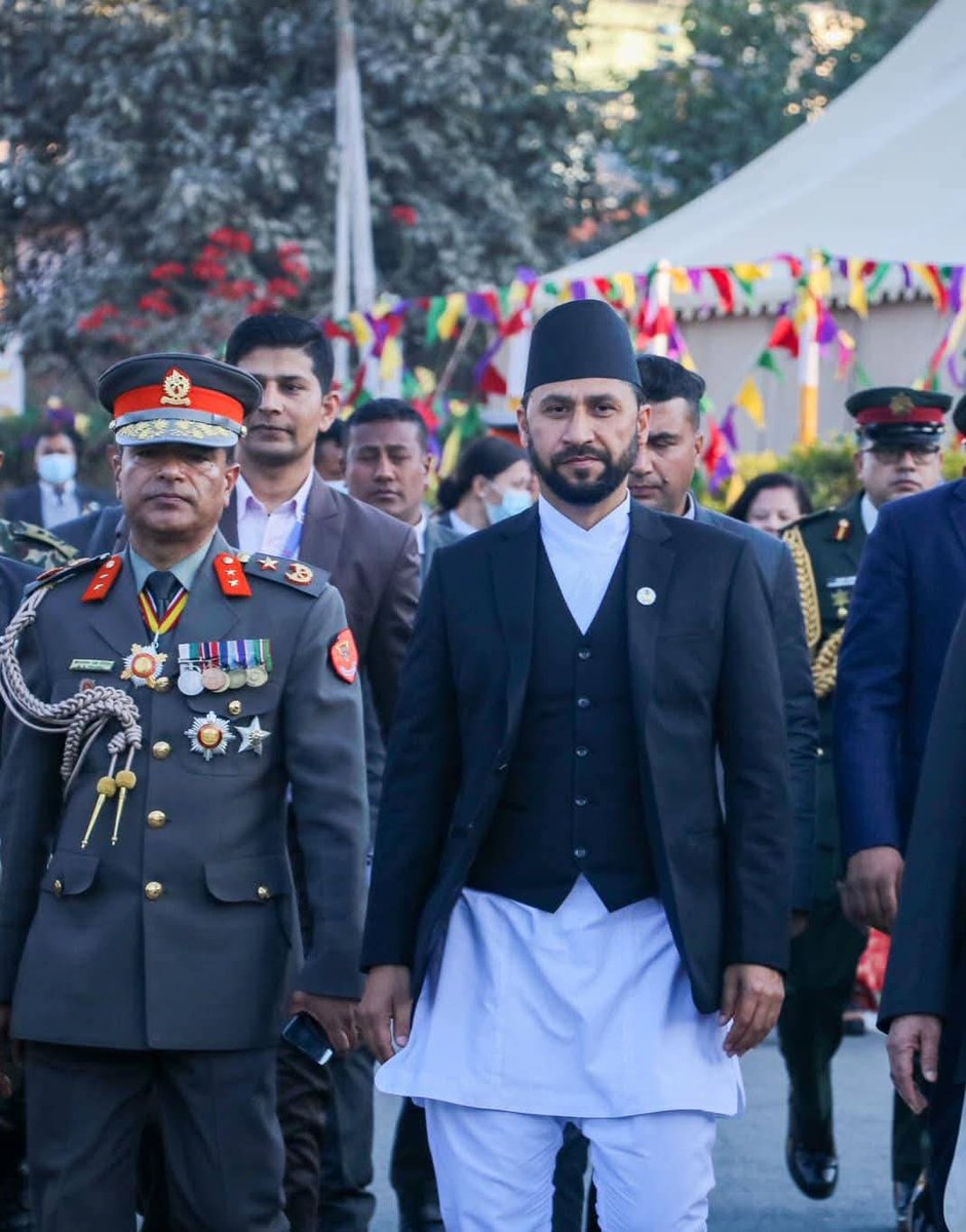 तपाई मान्नुस या न'मान्नुस, 
म्युजिकल चेयर खे'ले जसरी पालै पालो सरकारमा जादै देश लु'ट'ने र देश बे-च्ने चो-रहरुको सा*तो खाईदिने र अब*रोध बनिदिने एक मात्र ब्यक्ति र'बि लामीछाने हो। चाहे त्यो संसदबाट होस वा चाहे टिलिभिजन बाट या जे-ल भित्र बाट।