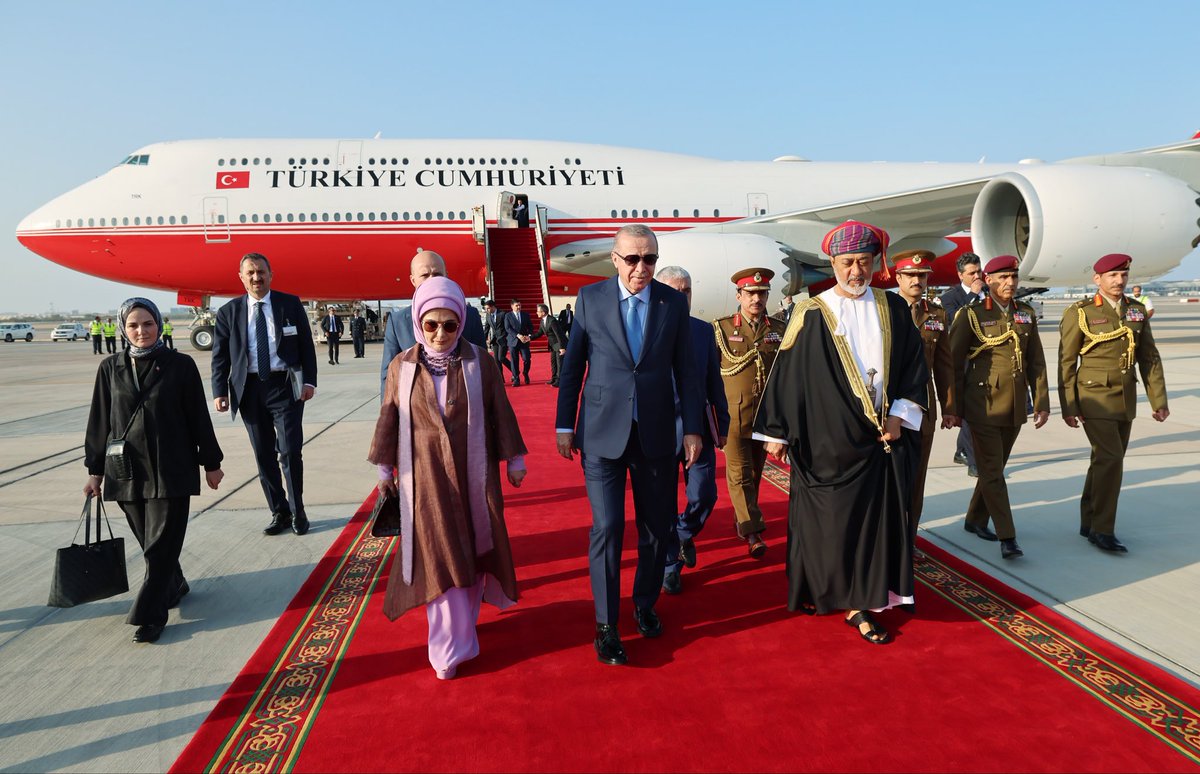 Cumhurbaşkanımız <a href="/RTErdogan/">Recep Tayyip Erdoğan</a>, Umman Sultanı Heysem bin Tarık’ın davetine icabetle, resmî ziyarette bulunmak üzere gittiği Umman’ın başkenti Maskat’a ulaştı.
