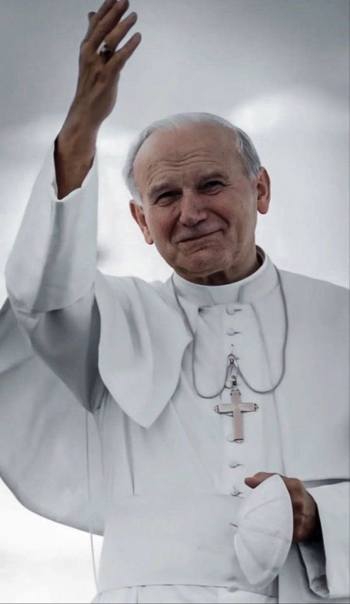 Hoy, festividad de San Juan Pablo II, recordemos algo de lo mucho que nos enseñó: “Nunca renuncies a la esperanza, nunca te canses ni desanimes.
No tengas miedo, Dios está contigo”.