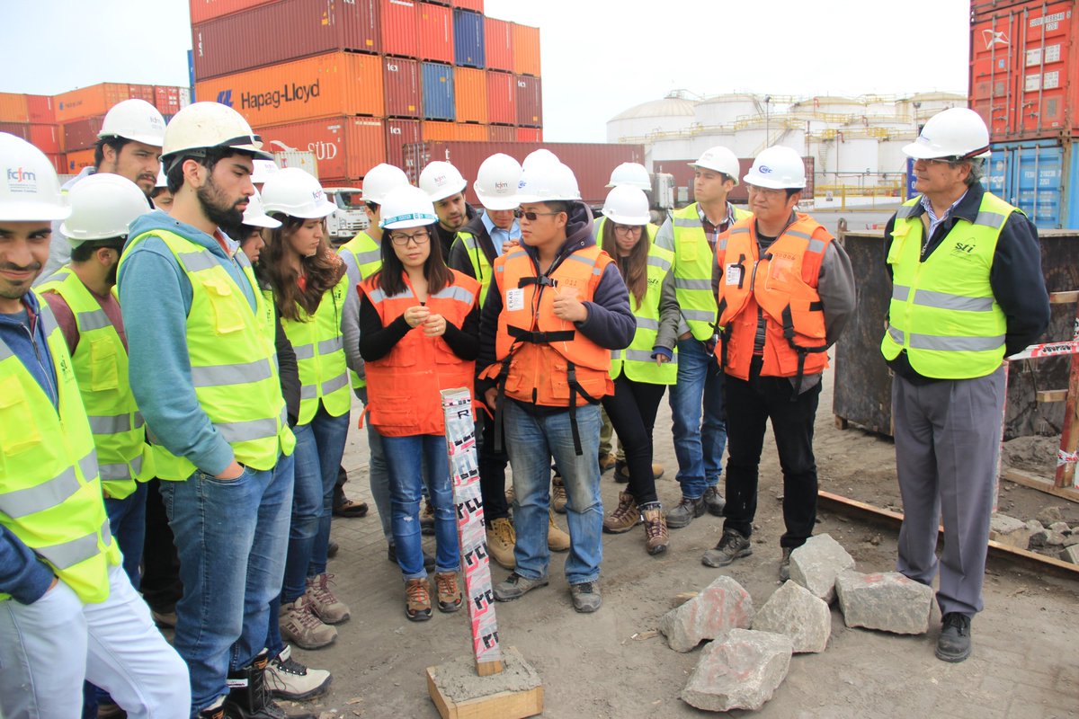 dicuchile's tweet image. Estudiantes del curso “Puertos” de @dicuchile visitaron el Puerto de #SanAntonio, conociendo las operaciones de #CHEC, la quinta mayor empresa portuaria del mundo. 🌊
💡 La ingeniería civil se aprende también fuera del aula.

📲  uchile.cl/ic233821

#ComunidadCivil