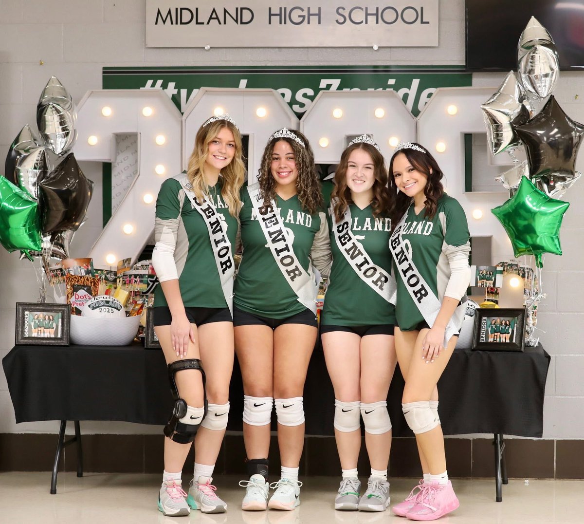 MIDLAND_VB's tweet photo. Congrats to our Seniors!

#twolves7pride https://t.co/xsck0Tczmq