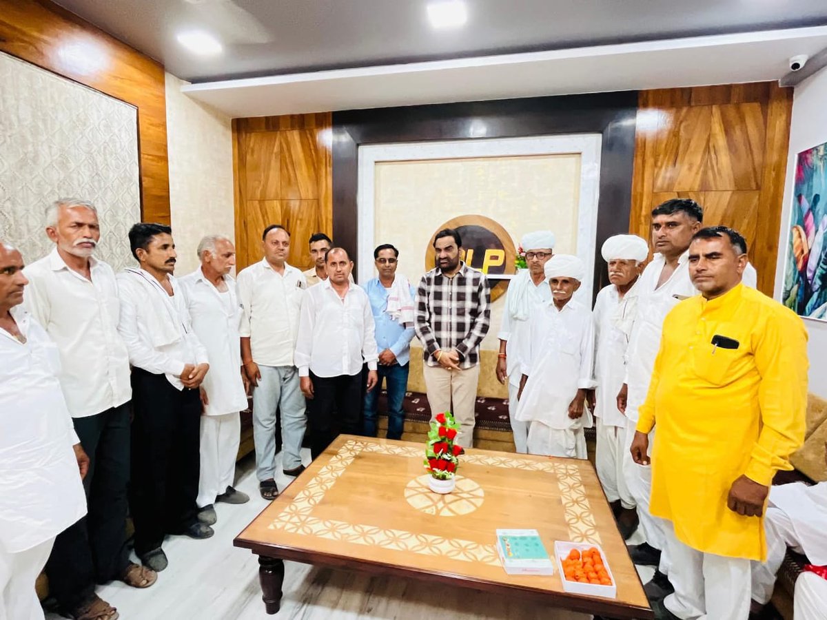 dineshbohrabmr's tweet photo. हनुमान बेनीवाल के स्नेह मिलन में उठे जनहित के मुद्दे ?

नागौर सांसद एवं आरएलपी अध्यक्ष हनुमान बेनीवाल के नागौर आवास पर दिवाली स्नेह मिलन समारोह में प्रदेशभर से लोगों का उमड़ा जनसैलाब।कार्यक्रम के दौरान बेनीवाल ने आमजन की समस्याएं भी सुनीं और उनके निस्तारण के लिए विभागीय अधिकारियों को निर्देश दिए। किसानों के प्रतिनिधिमंडलों ने समर्थन मूल्य पर पंजीकरण में आ रही तकनीकी खामियों का मुद्दा उठाया, जिस पर सांसद ने मुख्यमंत्री से ऑफलाइन गिरदावरी रिपोर्ट स्वीकार करने की मांग की ताकि कोई किसान अपनी उपज बेचने से वंचित न रहे।

बेनीवाल ने जैसलमेर, जोधपुर और बीकानेर में हाल में हुई आपराधिक घटनाओं को लेकर प्रदेश की कानून व्यवस्था पर भी सवाल खड़े किए और सरकार से सख्त कदम उठाने की मांग की। इसके साथ ही उन्होंने मेहरानगढ़ दुखांतिका से जुड़ी जस्टिस चौपड़ा आयोग की रिपोर्ट सार्वजनिक करने की मांग दोहराई, ताकि 2008 की घटना के पीड़ित परिवारों को न्याय मिल सके।