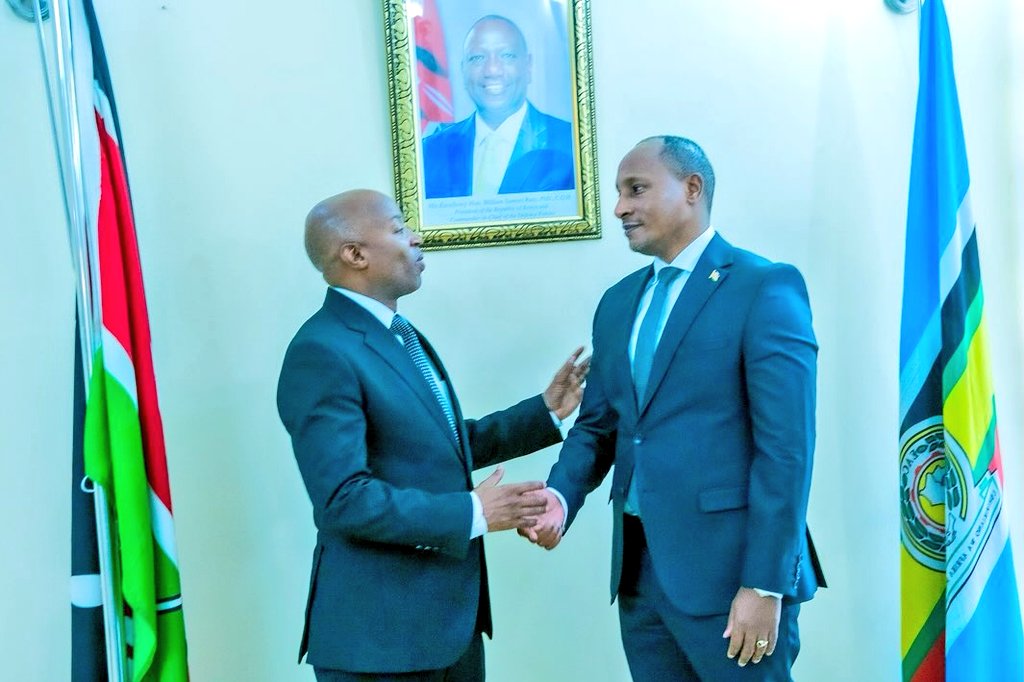 NAIBU WAZIRI CHUMI ASAINI KITABU CHA MAOMBOLEZO

 Naibu Waziri wa Mambo ya Nje na Ushirikiano wa Afrika Mashariki Mhe. Cosato Chumi, ametembelea Ubalozi wa Kenya hapa Nchini, na kusaini Kitabu cha Maombolezo kufuatia Msiba wa aliyekuwa Waziri Mkuu wa Kenya na Mwanasiasa Nguli