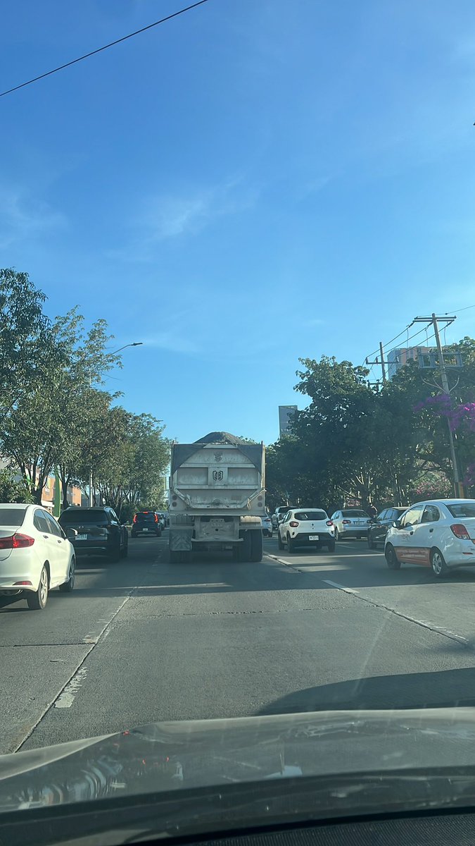 Son las 8:13 y circulan vehículos de carga pesada en López Mateos no que no Sta prohibido hasta las 9:00 am ? <a href="/policiavial/">Policia_vial_jalisco</a> <a href="/Trafico_ZMG/">TráficoZMGuadalajara</a>