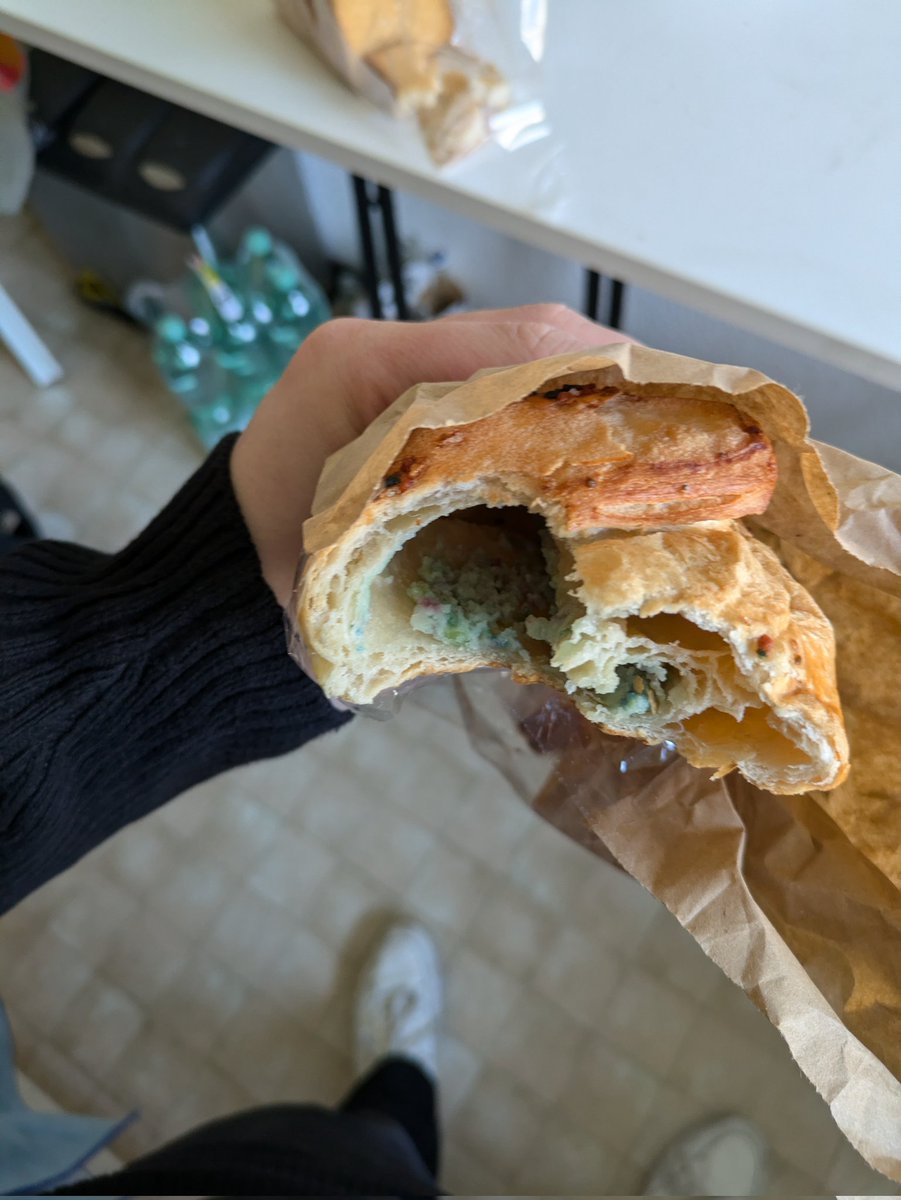 Hab mir den Hitschie-Crossaint geholt und junge der ist ja Mal mega geil.

Ich bin so überrascht von den, legit be 8/10