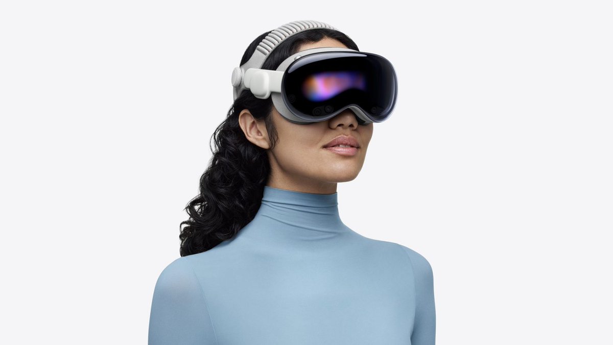tcimedia's tweet image. @Apple new Vision Pro gets a major upgrade — powered by the M5 chip with a 10-core CPU & GPU, 120 Hz refresh rate, and up to 3 hours of battery life.
Starts at AED 13,999 and arrives in the UAE on Oct 22. 👓✨
#AppleVisionPro #Apple #SpatialComputing #MixedReality…