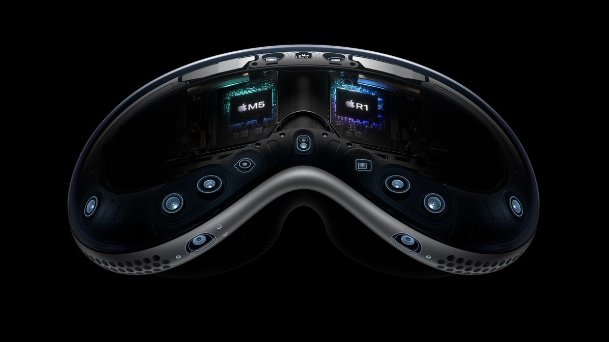tcimedia's tweet image. @Apple new Vision Pro gets a major upgrade — powered by the M5 chip with a 10-core CPU & GPU, 120 Hz refresh rate, and up to 3 hours of battery life.
Starts at AED 13,999 and arrives in the UAE on Oct 22. 👓✨
#AppleVisionPro #Apple #SpatialComputing #MixedReality…