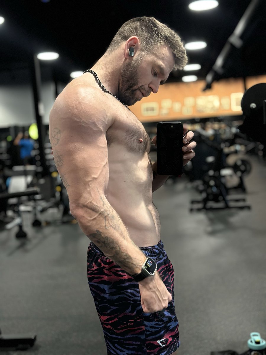 Pump cover on vs off 😈😏🏋🏻‍♂️💪🏻