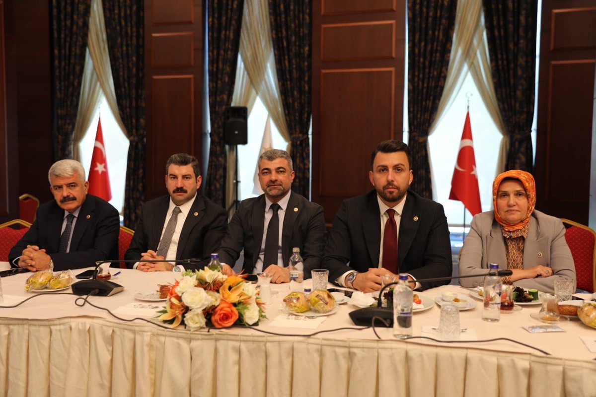 📍AK Parti Genel Merkezi

Milletvekili arkadaşlarımızla bir araya gelerek yeni yasama dönemine ilişkin çalışmalarımızı değerlendirdik. Yeni dönemin ülkemiz ve aziz milletimiz için hayırlı hizmetlere vesile olmasını temenni ediyorum.

<a href="/RTErdogan/">Recep Tayyip Erdoğan</a> <a href="/Akparti/">AK Parti</a> <a href="/farukaytek/">Faruk Aytek</a> <a href="/abuyukgumus/">Ahmet Büyükgümüş</a>