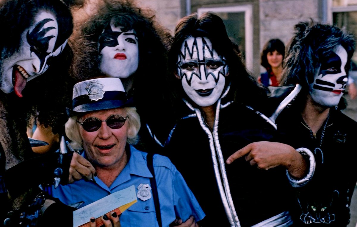 ssikfandk's tweet photo. #KISStory : Cadillac, Michigan October 1975.
#MeterMaid
#KISS :1975 https://t.co/d2Hi13oq6h