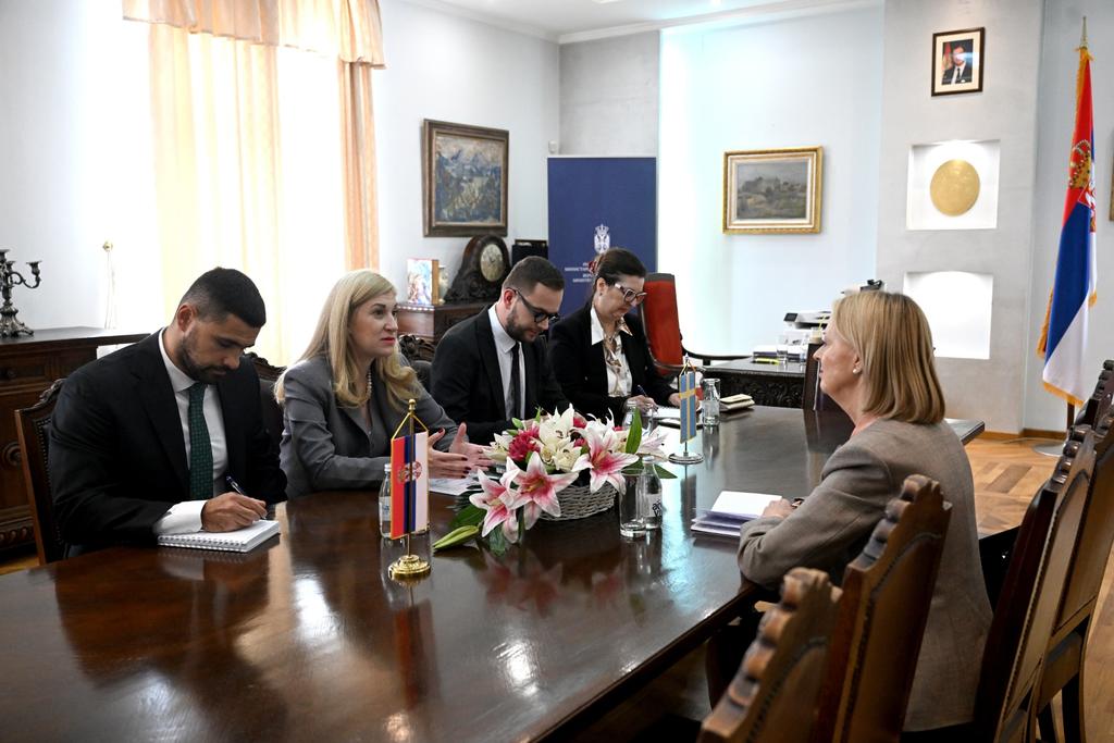 Државна секретарка у Министарству спољних послова Републике Србије Невена Јовановић <a href="/stsecjovanovic/">Nevena Jovanovic</a> састала се данас са амбасадорком Краљевине Шведске Шарлотом Самелин.

У конструктивном разговору истакнуто je обострано задовољство развојем билатералних односа и спремност за