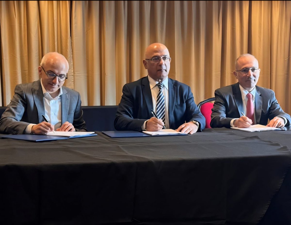 "البوتاس العربية" توقّع اتفاقية توريد طويلة الأمد مع مجموعة Tessenderlo البلجيكية لتعزيز حضورها في السوق الأوروبية
 
في خطوة تسهم في ترسيخ مكانتها كمورد رئيس لسماد البوتاس في القارة الأوروبية، وقعت شركة البوتاس العربية اليوم الأربعاء الموافق 22 تشرين الأول 2025، في العاصمة