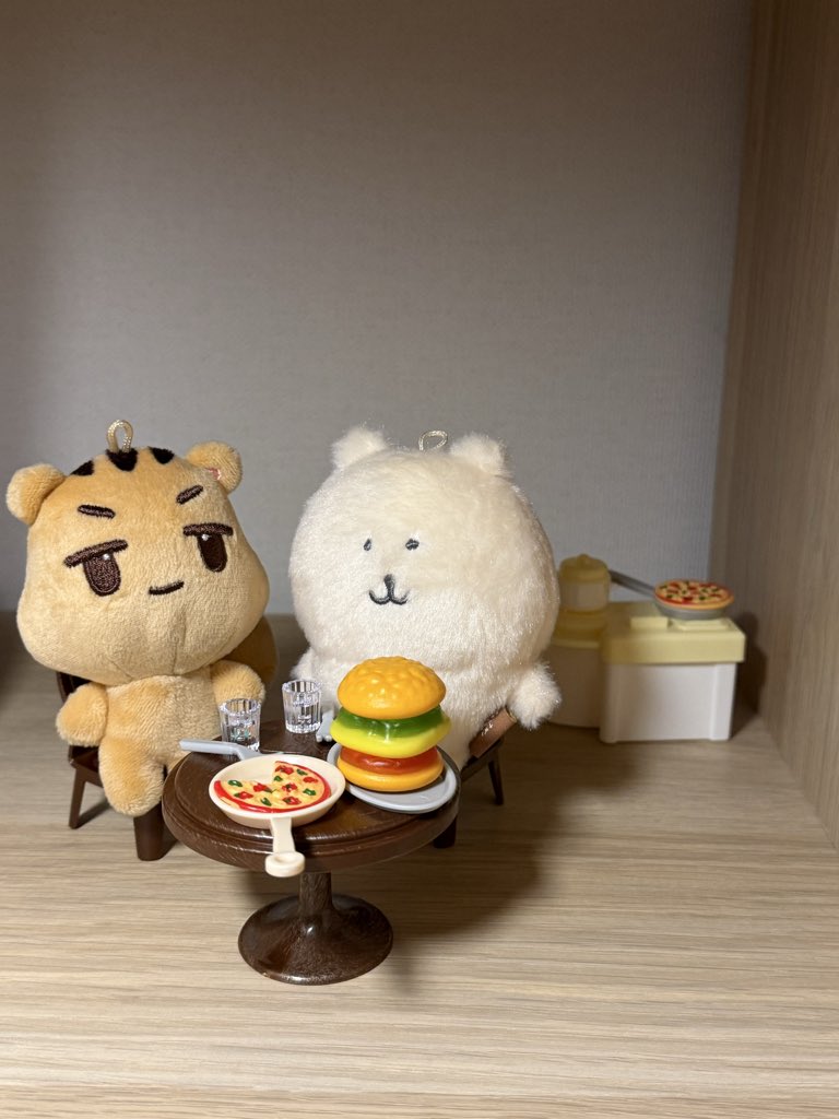 palettecom's tweet photo. 다라밍 주인님 찾았습니다! 
그래서 담곰군이랑 이별 파티 중이에요 🐿️🧸
알티 해 주신 샤월분들 덕분에 다라밍군이 엄마 품으로 돌아갈 수 있게 되었습니다 감사합니다 🥹🩵
저도 오늘은 어릴 때 많이 듣던 인 마이 룸 들으면서 자야겠네요! 다들 좋은 밤 보내세요!
#샤이니 #민호 #다라밍 https://t.co/pQt5fsbtXB