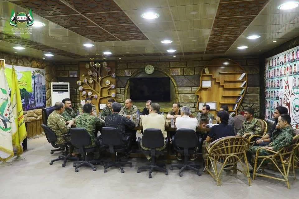 dailyrojava's tweet image. 🛑İdlib'in ve tüm Suriye'nin kurtuluşu Devrimciler Ordusu'nun hedefidir
İdlib ve Suriye'nin diğer bölgelerinde devam eden kaos ve çatışmalar bir kez daha QSD'nin tüm Suriye'yi kontrol etmesi çağrısında buluşuyor.
Foto: Ebu Ömer el-İdlib liderliğindeki askeri meclis toplantısı