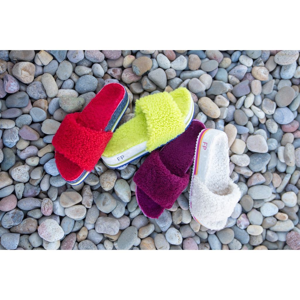 OutdrSportswire's tweet image. Just dropped: Free People x Fleksfootwear limited-edition Cito Slide! 

Bold color, signature Blumaka foam, and upcycled design for style + sustainability.

See more: outdoorsportswire.com/free-people-fl…

#SustainableFashion #ConsciousCreativity