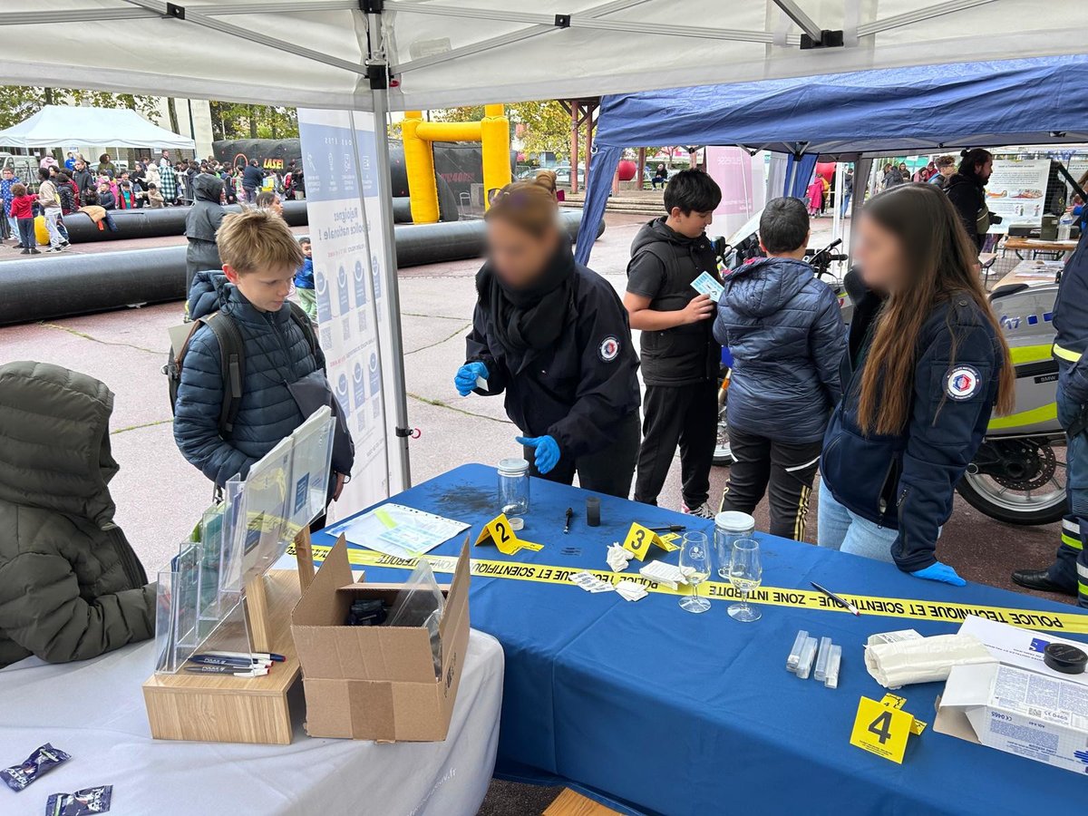 #PolicePopulation | Un #ProxAventure avait lieu ce jour Place Jean Perrin à Woippy. Ce dispositif permet de découvrir les métiers de la police 👮‍♂️ à travers des animations et des temps d'échange.