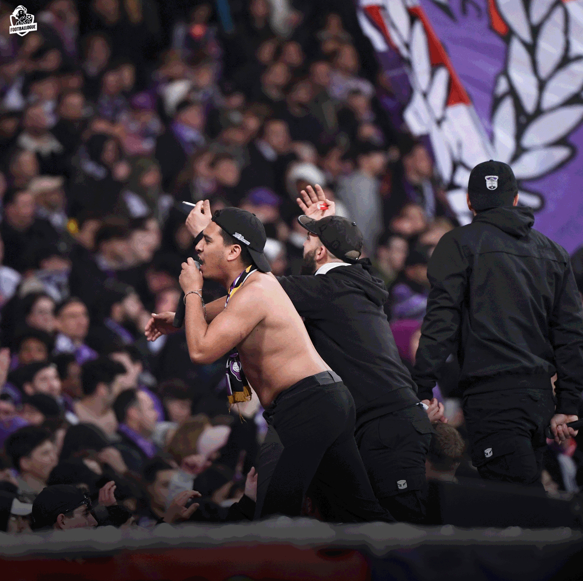 Footballogue's tweet image. Le toulousain Charlie Cresswell (ex-Leeds, Milwall) l&apos;affirme : 𝗜𝗟 𝗬 𝗔 𝗨𝗡𝗘 𝗕𝗜𝗘𝗡 𝗠𝗘𝗜𝗟𝗟𝗘𝗨𝗥𝗘 𝗔𝗠𝗕𝗜𝗔𝗡𝗖𝗘 𝗘𝗡 𝗙𝗥𝗔𝗡𝗖𝗘 🇫🇷 𝗤𝗨&apos;𝗘𝗡 𝗔𝗡𝗚𝗟𝗘𝗧𝗘𝗥𝗥𝗘 🏴󠁧󠁢󠁥󠁮󠁧󠁿 𝗗𝗔𝗡𝗦 𝗟𝗘𝗦 𝗦𝗧𝗔𝗗𝗘𝗦 ! 😄 🔥

“𝗘𝗻 𝗙𝗿𝗮𝗻𝗰𝗲, 𝗹𝗲𝘀 𝘀𝘂𝗽𝗽𝗼𝗿𝘁𝗲𝗿𝘀 𝘀𝗼𝗻𝘁…