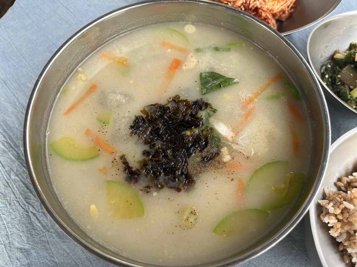 nyabi_ovo_'s tweet image. 홍보글 쓰는 솜씨가 없어 구경만 하다 한번 올려보아요🥹

킨텍스, 고양종합운동장 콘서트 오시는분들께
일산 호수공원 근처 
[일산 감자옹심이칼국수]와주세요,,🥹

100%감자 갈아서 만듭니다🥔
김치두 울엄마가 직접담가요
이제 쌀쌀하니깐 따끈한 칼국수 머거야대요

(도로로님 감사합니다🥹💕)