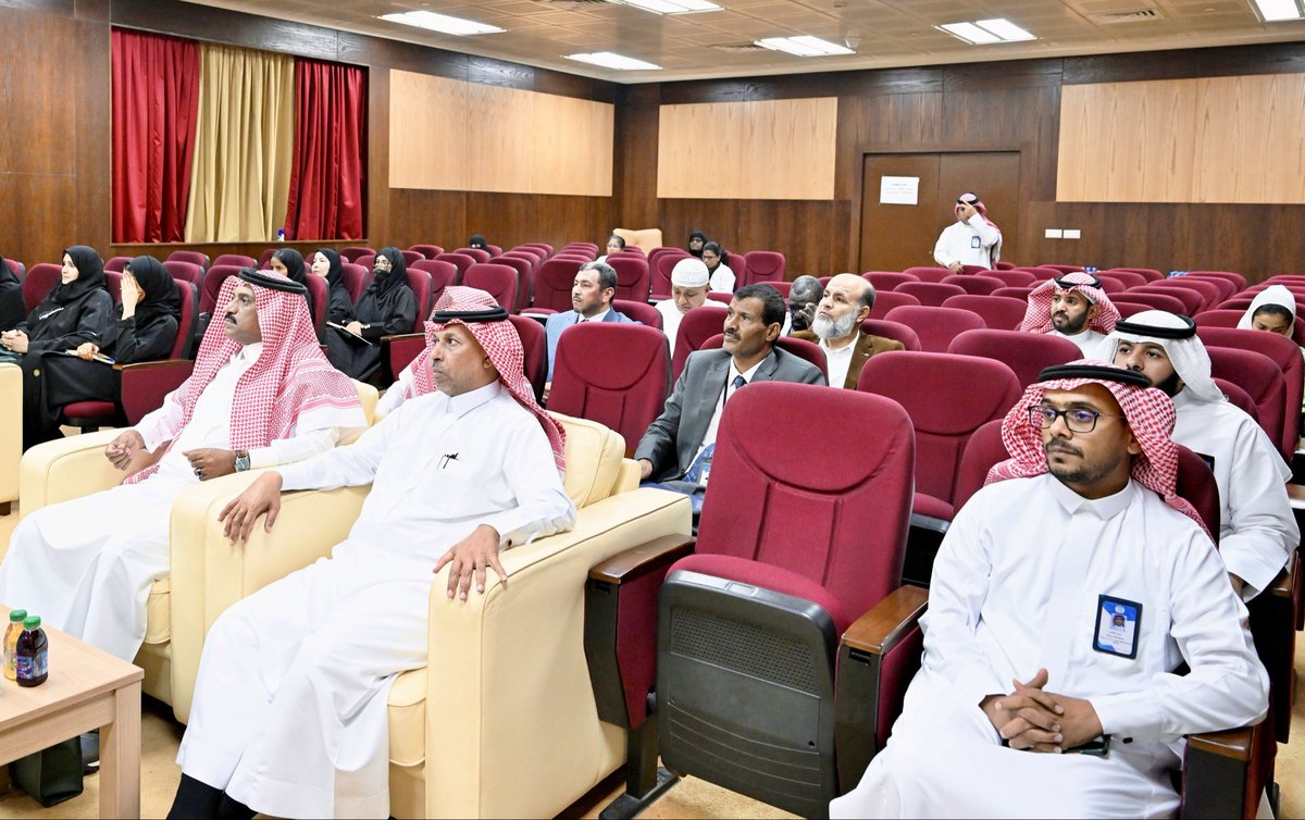 JazanUniversity's tweet photo. #الجامعة_اليوم 📸
نفذ مركز البحوث الإنسانية والاجتماعية
ورشة "المنح البحثية في العلوم الإنسانية والاجتماعية: الفرص والتحديات"، قدمها #سامي_حمدي، بهدف التعرف على مهارات إعداد المقترح البحثي وأوجه الدعم التي يقدمها المركز للباحثين للمنافسة على المنح البحثية المتاحة. 
#جامعة_جازان https://t.co/j2TmWpGvmn