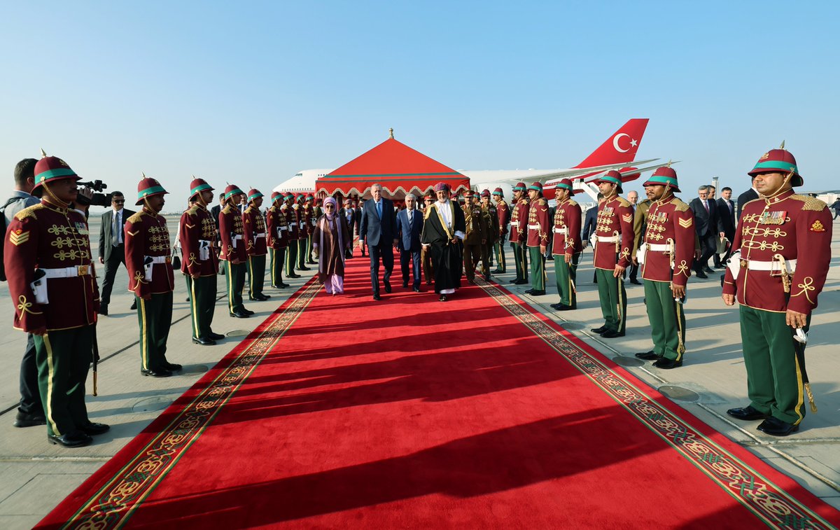 Cumhurbaşkanımız Sayın Recep Tayyip Erdoğan, Umman'ın başkenti Maskat'ta, Umman Sultanı Heysem bin Tarık tarafından resmi törenle karşılandı.