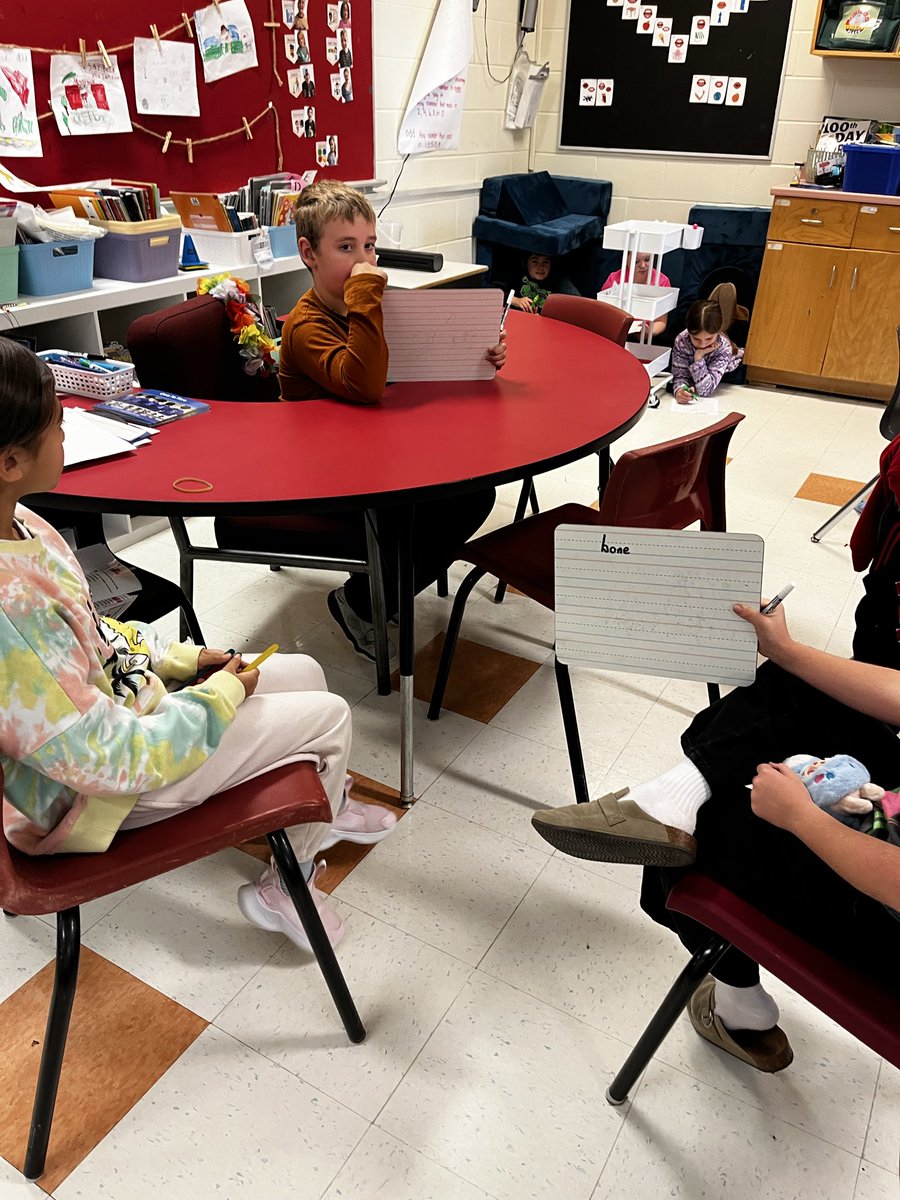 Today in Ms. Jasmin’s Grade 2/3 class, students were fully engaged in a UFLI lesson! Using whiteboards and random groupings, they had the chance to show their learning in real time and practice their literacy skills in a hands-on, interactive way.