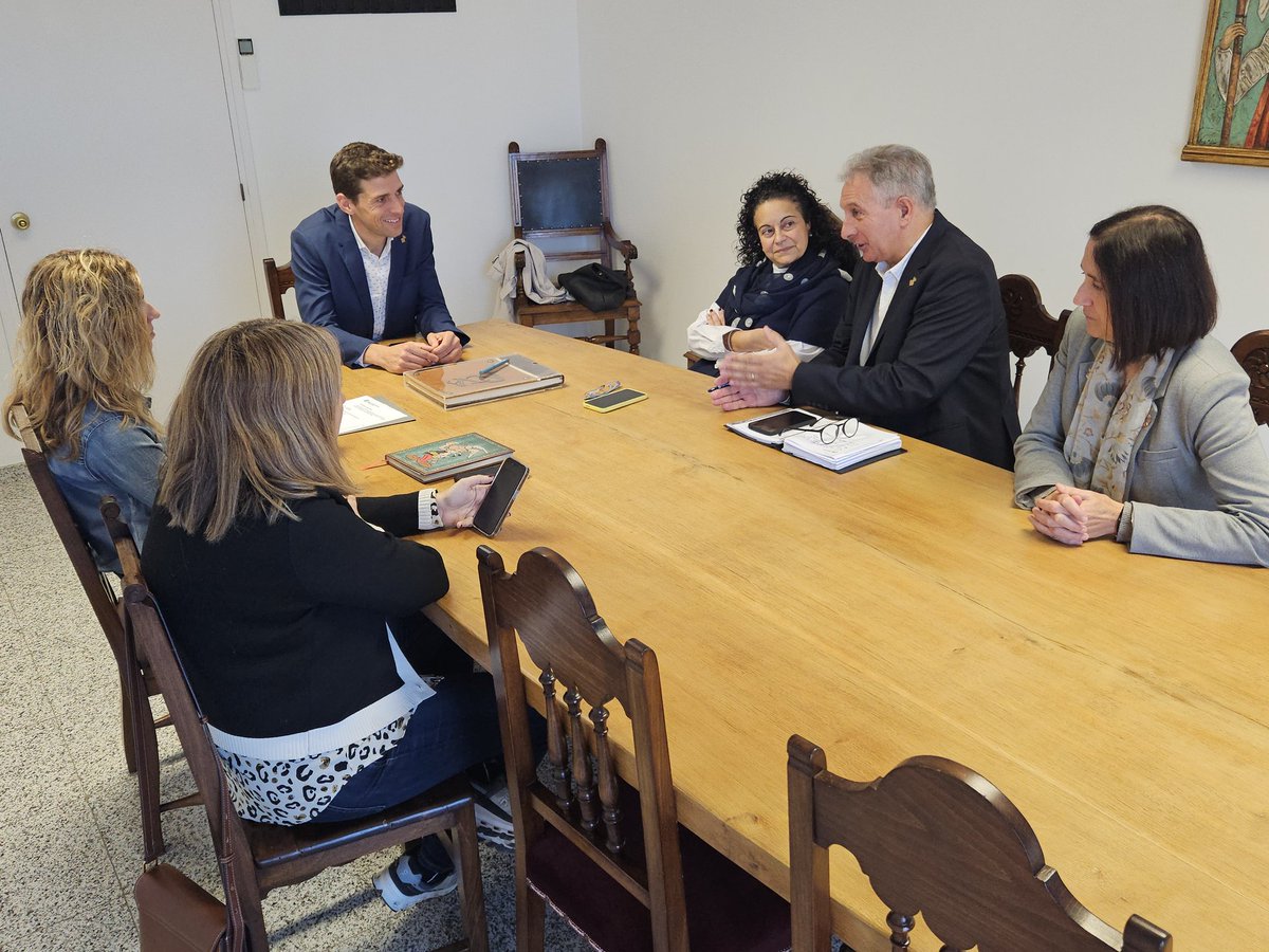 govcatcentral's tweet photo. L'alcalde de Seva - @AjuntamentSeva, Pol Barnils - @pol_barnils, i els regidors de l'equip de govern Núria Rivera, Xavier Rierola i Maria Anna Pineda, han tractat sobre el projecte de nova residència i el centre de dia en la reunió que han tingut amb la #delegada @EliaTortolero. https://t.co/k9990DWZuV
