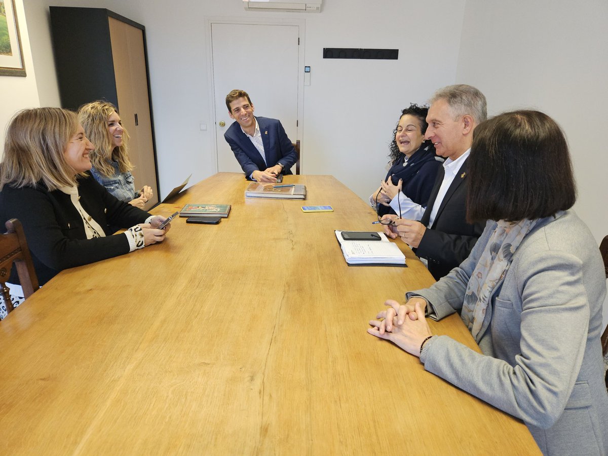 govcatcentral's tweet photo. L'alcalde de Seva - @AjuntamentSeva, Pol Barnils - @pol_barnils, i els regidors de l'equip de govern Núria Rivera, Xavier Rierola i Maria Anna Pineda, han tractat sobre el projecte de nova residència i el centre de dia en la reunió que han tingut amb la #delegada @EliaTortolero. https://t.co/k9990DWZuV