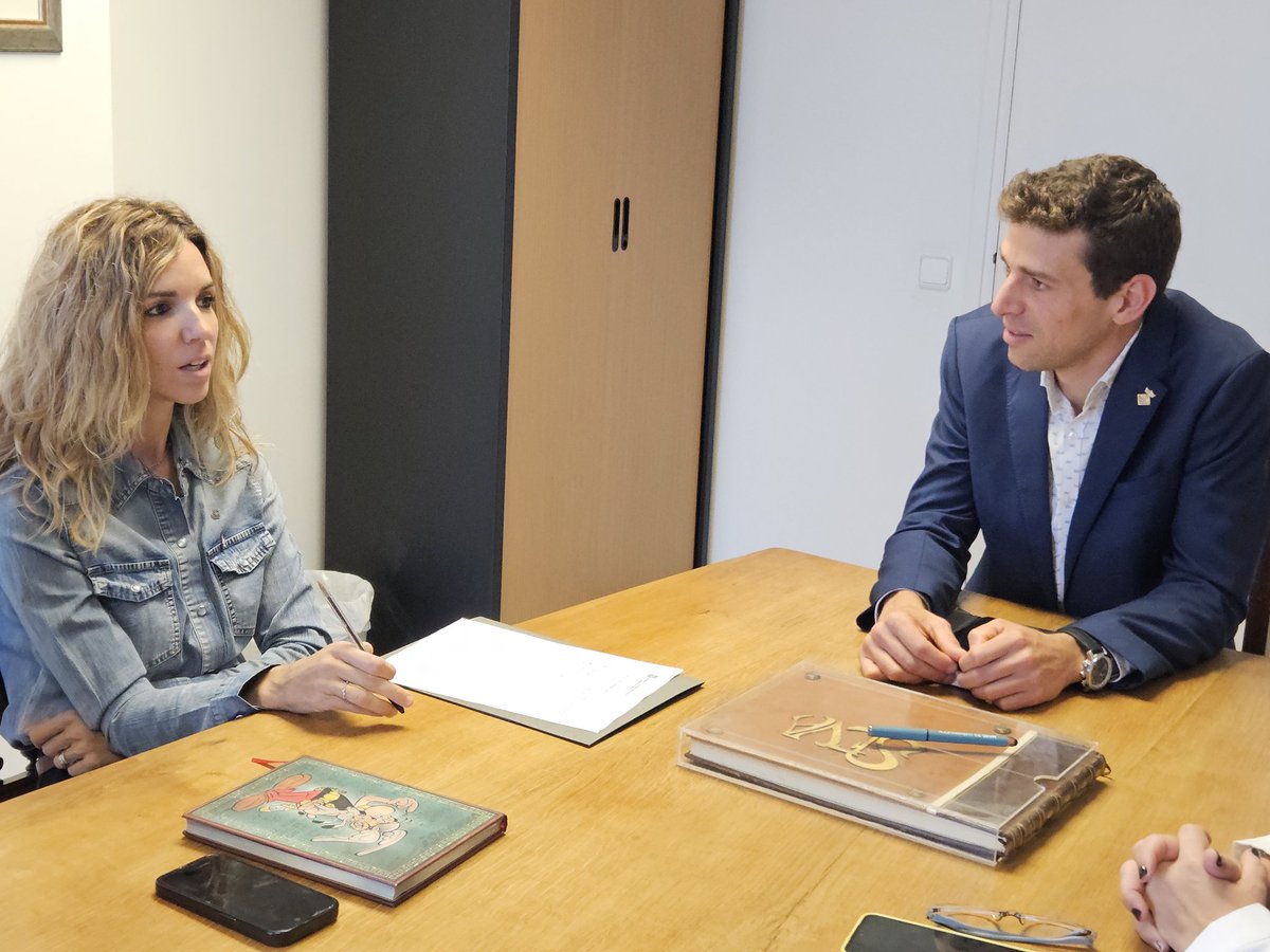 govcatcentral's tweet photo. L'alcalde de Seva - @AjuntamentSeva, Pol Barnils - @pol_barnils, i els regidors de l'equip de govern Núria Rivera, Xavier Rierola i Maria Anna Pineda, han tractat sobre el projecte de nova residència i el centre de dia en la reunió que han tingut amb la #delegada @EliaTortolero. https://t.co/k9990DWZuV