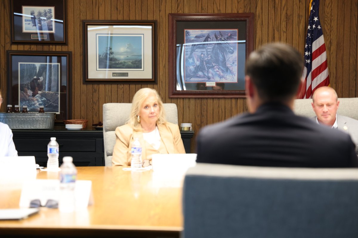 MOFarmBureau's tweet image. Thanks to @AGCHanaway for meeting with #MOFB and ag leaders this week to discuss key issues facing our farmers and ranchers. #MissouriAg #MoAg #MissouriFarmBureau