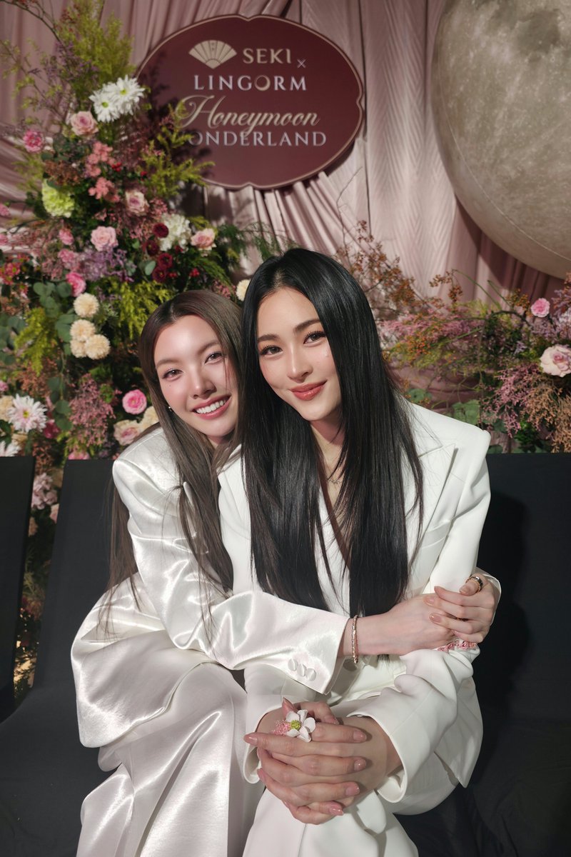 ขอบคุณแขกผู้มีเกียรติ ที่มาร่วมงาน"SEKI x LINGORM Honeymoon Wonderland" ในวันนี้นะคะ 

ฟอ อิ นอ มากกกก 🌕💐💕

SEKI HONEYMOON X LINGORM 
#SEKIHoneymoonWithLingOrm 
#LingOrm #หลิงออม