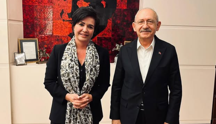 Özlem Gürses:

Kılıçdaroğlu kötü bir insan değildi.

Beyefendi bir insandı, en azından demokrat görünen bir insandı.