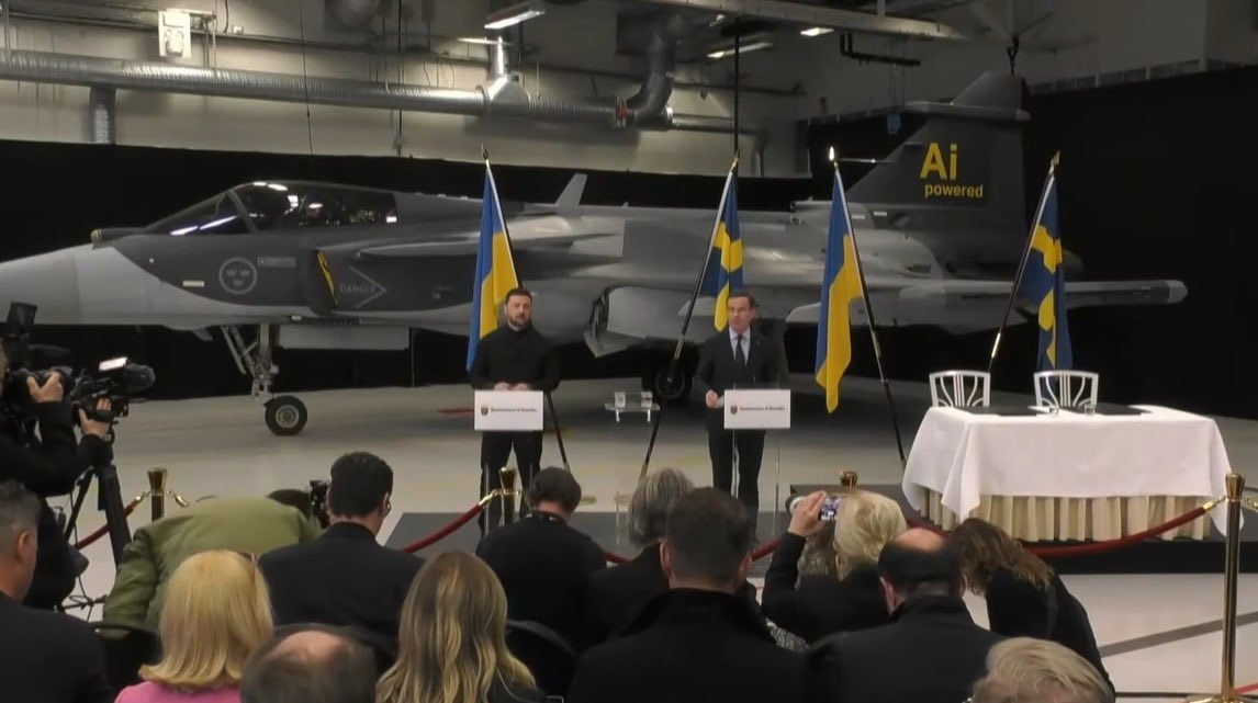 Maks_NAFO_FELLA's tweet image. 🇸🇪🇺🇦 Zelensky confirmed that Ukraine has already trained and is training pilots for Gripen. Next year should be the beginning of the use of these aircraft.
✈️ Zelensky explained the bet on Swedish Gripen fighters:
"If you look strategically at the air fleet, we see three…
