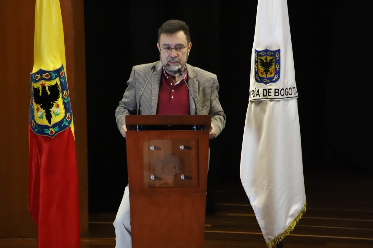 personeriabta's tweet photo. El exviceprocurador Carlos Arturo Gómez Pavajeau advirtió que la revolución cuántica y la inteligencia artificial están transformando el concepto mismo de verdad. Señaló que “la memoria humana es dinámica y alterable” y que el proceso penal debe adaptarse a un escenario donde la verdad ya no es absoluta, sino construida.

#SistemaPenal #Justicia #IA #Bogotá