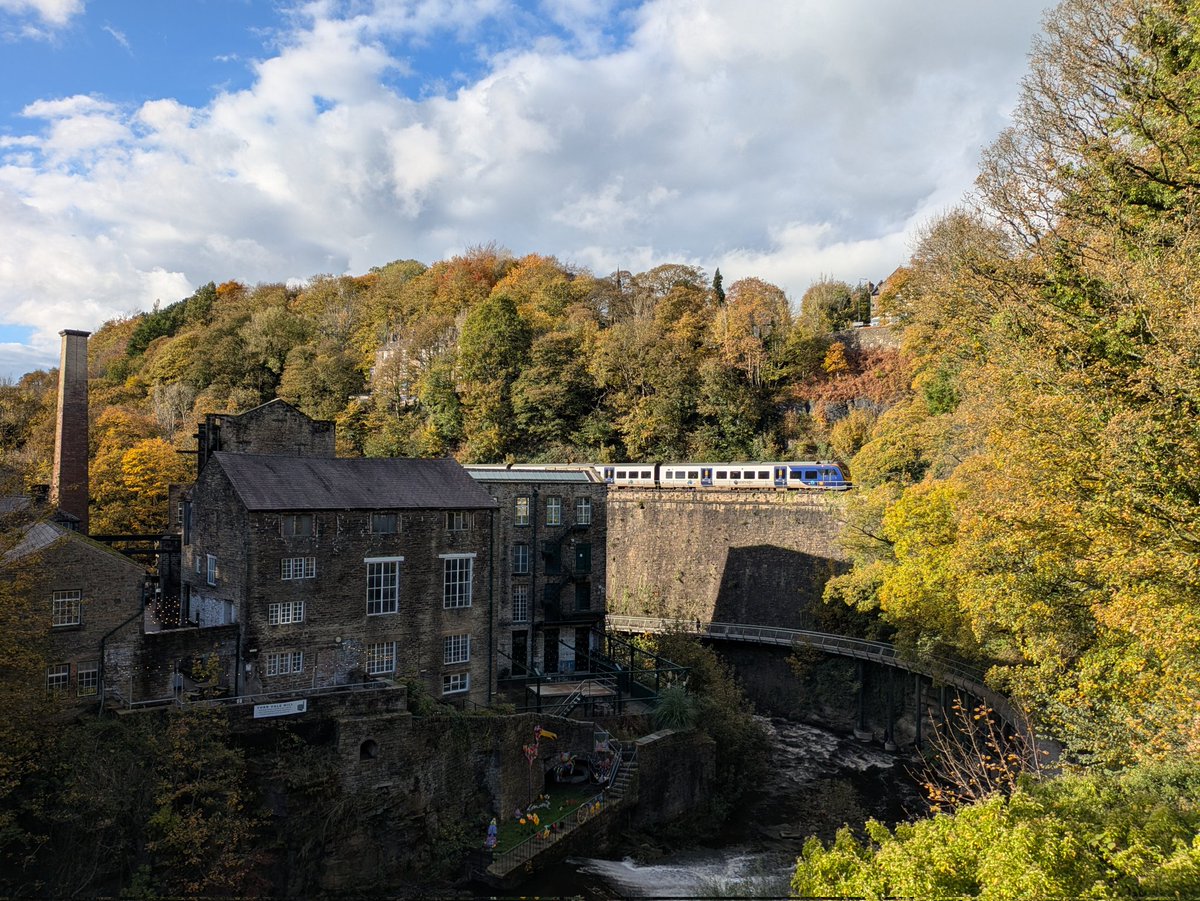 SteelCityDog_'s tweet image. 195131 climbs past Torr Vale Mill after departing from New Mills Central on today's 2S86 Manchester Piccadilly - Sheffield.

#Class195