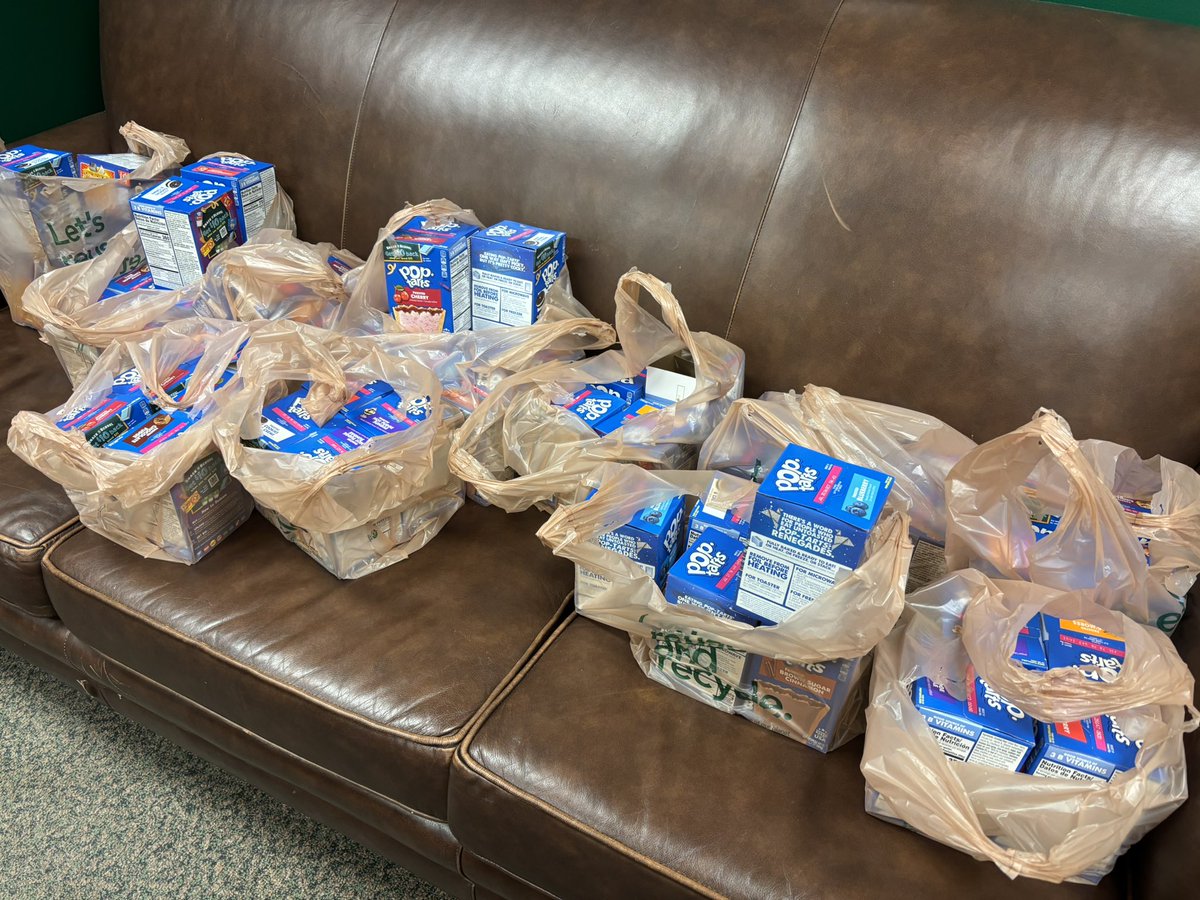 UAB_FB's tweet photo. When you’re the @PopTartsBowl @TheFWAA National Team of the Week, they do indeed send you a whole bunch of pop tarts 😋 https://t.co/5zPDii8t0z