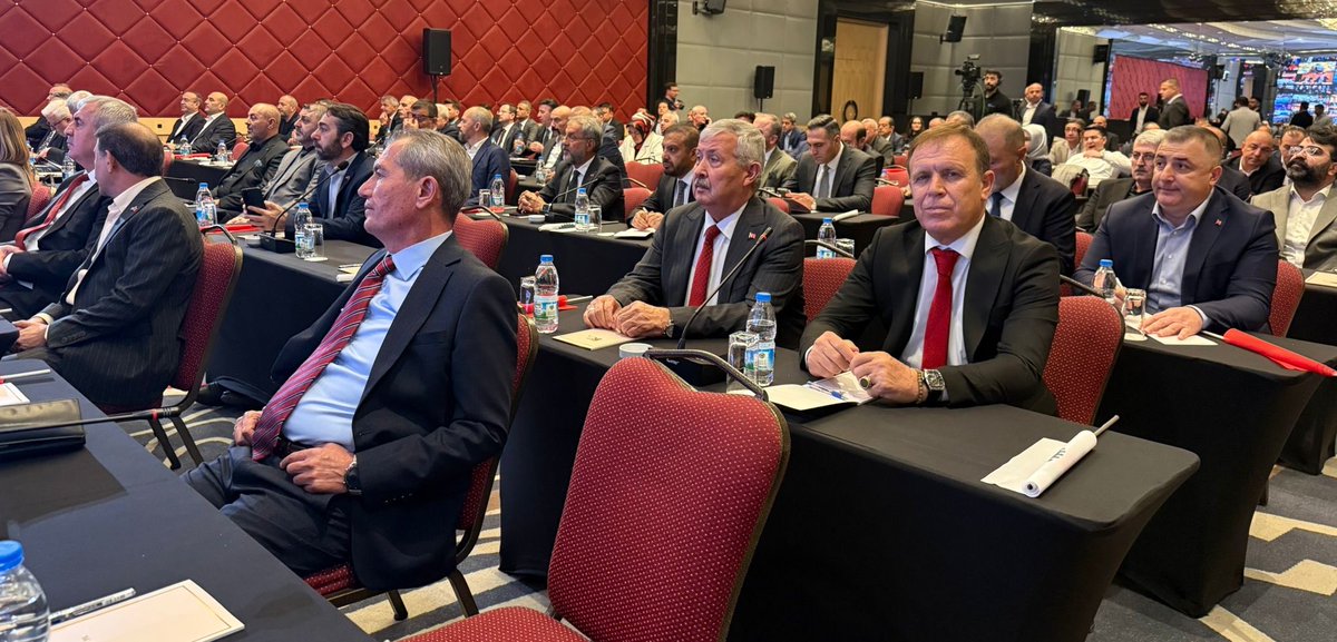 HAK-İŞ Konfederasyonumuzun 50. kuruluş yılı dolayısıyla düzenlenen Genişletilmiş Başkanlar Kurulu Toplantısı’na, Öz Orman-İş Sendikası olarak Genel Başkan Yardımcılarımızla birlikte katılım sağladık.

Emeğin yarım asırlık onurlu mücadelesine tanıklık ettiğimiz bu anlamlı
