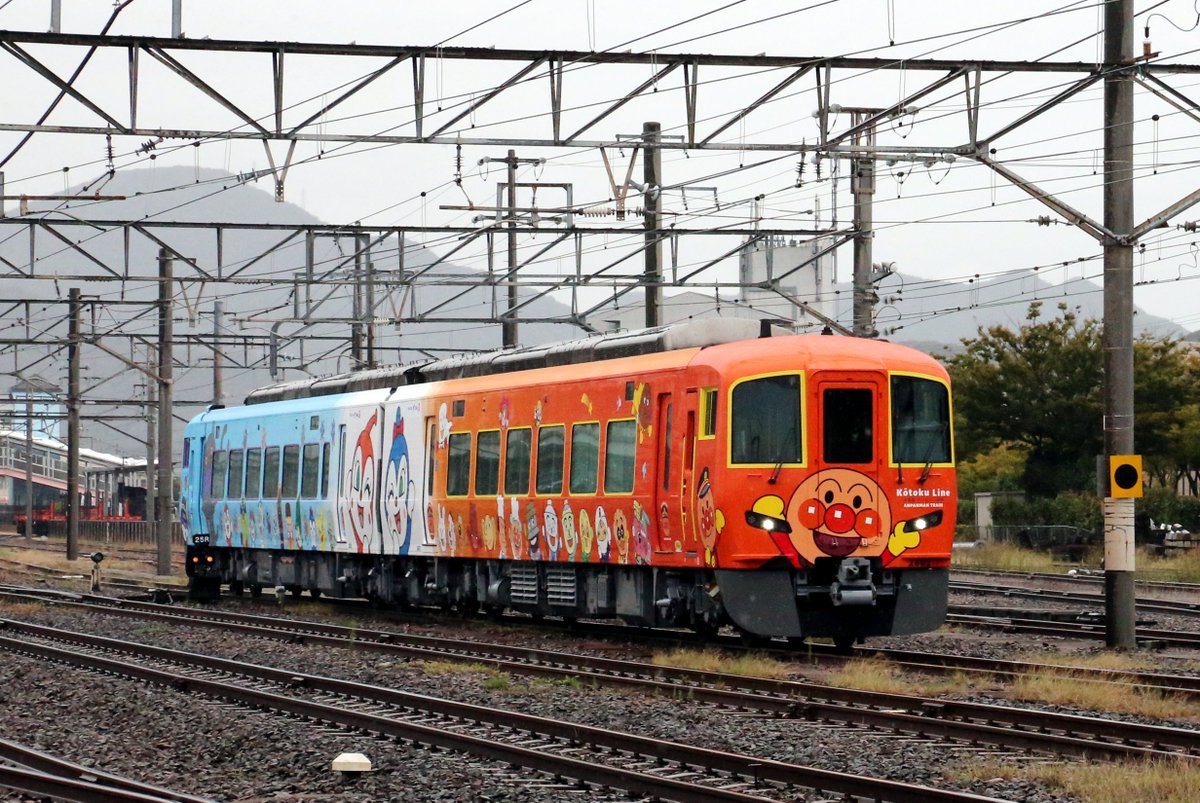 2025年10月22日 2600系特急気動車2652+2602がアンパンマン列車仕様に