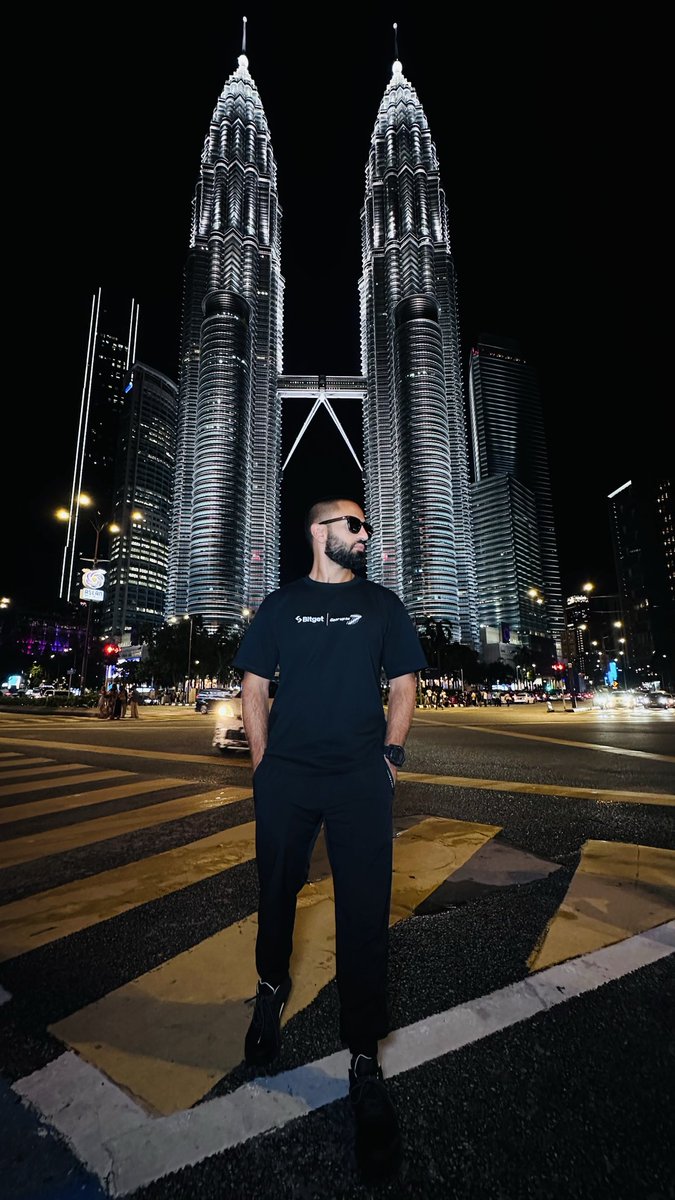 stackinxbt's tweet image. Strolling around ❤️ @bitgetglobal