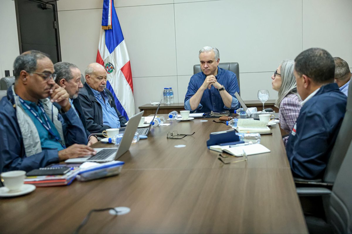 LMDECAMPS's tweet image. Hoy tuvimos reunión con el equipo de viceministros para coordinar las acciones ante la suspensión de docencia.
Seguimos trabajando juntos, atentos a cada detalle y en contacto permanente con las regionales para garantizar el bienestar de toda la comunidad educativa. 🇩🇴