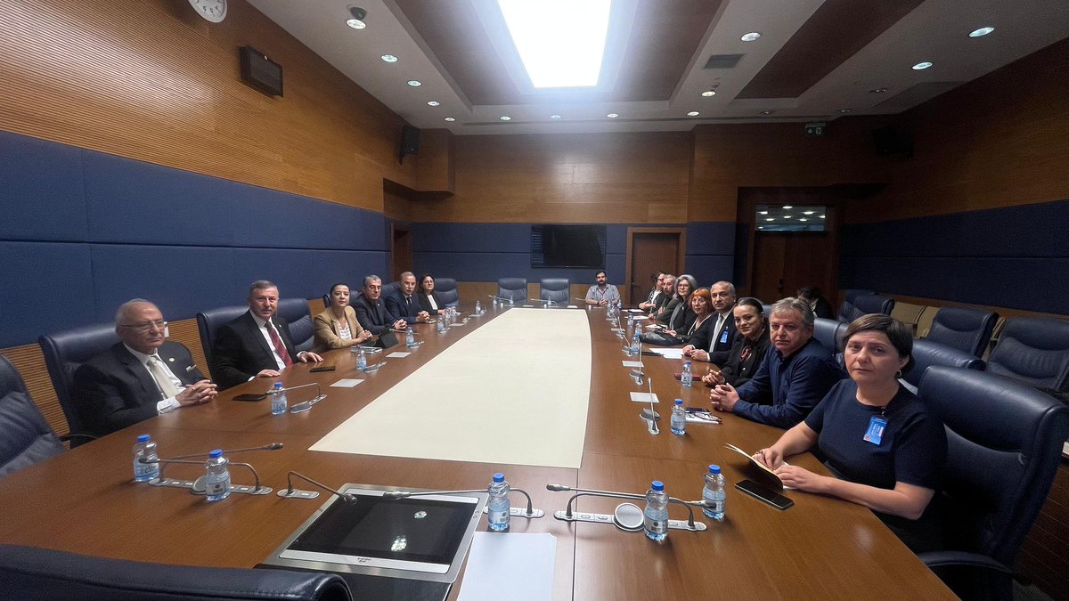 Kampanya Grubumuzdan bir heyetle dün Meclis'teydik.
Meclis’te muhalefet partilerinin milletvekilleri ile bir toplantı gerçekleştirdik.

​Toplantıda doğa ve yaşam alanlarına yönelik artan saldırılar, bu saldıralara karşı birlikte mücadele yolları ve bunun için kalıcı bir yapı