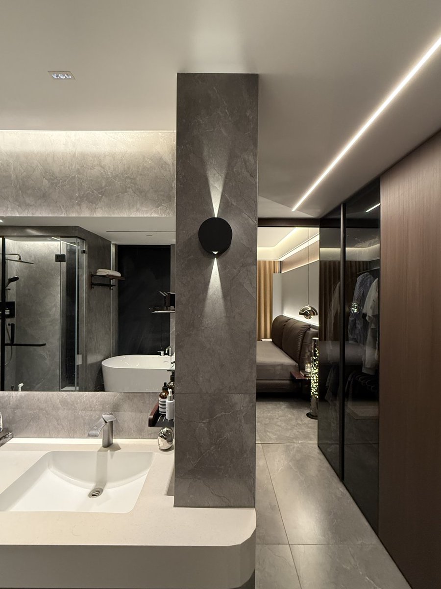 CorevcShort's tweet image. 🎧 ゆるい音楽を流して、ベッドでゴロゴロ。今日の疲れが溶けていく感じ〜