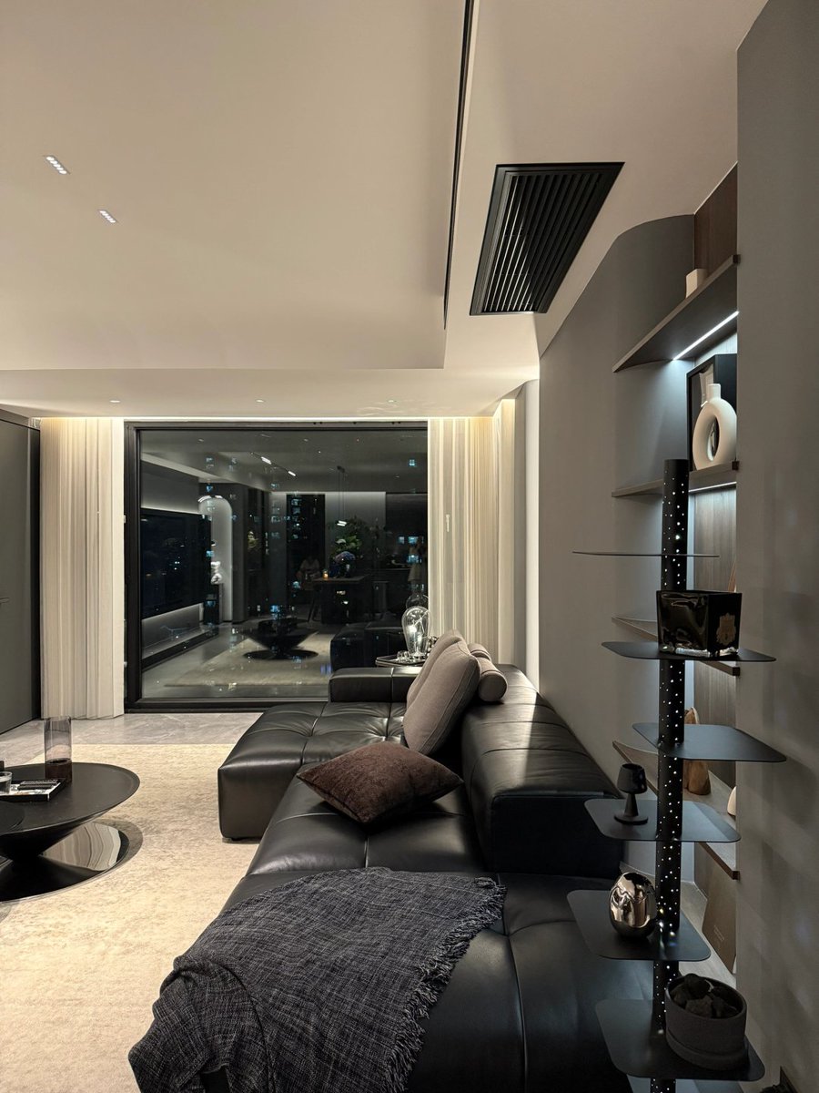 CorevcShort's tweet image. 🎧 ゆるい音楽を流して、ベッドでゴロゴロ。今日の疲れが溶けていく感じ〜